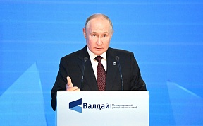 Präsident Wladimir Putin auf der Plenarsitzung des XX. Waldai-Forums in Sotschi, den 5. Oktober 2023