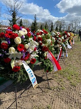 Zeremonie der Bestattung von Überresten sowjetischer Soldaten auf Ehrenfriedhof in Lebus