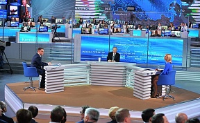 80 Fragen in 220 Minuten: Putin gibt bei TV-Sprechstunde mehr Antworten als 2015 80 Fragen in 220 Minuten: Putin gibt bei TV-Sprechstunde mehr Antworten als 2015