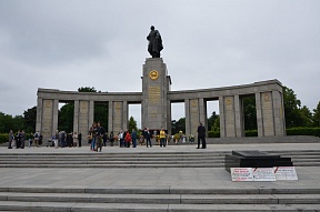 Gedenkzeremonie mit Kranzniederlegung am sowjetischen Ehrenmal im Tiergarten Gedenkzeremonie mit Kranzniederlegung am sowjetischen Ehrenmal im Tiergarten