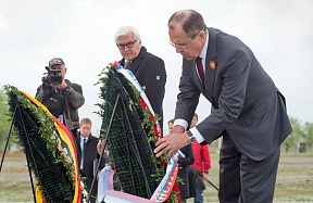 Gemeinsame Erklärung von Außenminister Frank-Walter Steinmeier und dem russischen Außenminister Sergej Lawrow zum russisch-deutschen Projekt zur Suche und Digitalisierung von Archivunterlagen „Sowjetische und deutsche Kriegsgefangene und Internierte“ Gemeinsame Erklärung von Außenminister Frank-Walter Steinmeier und dem russischen Außenminister Sergej Lawrow zum russisch-deutschen Projekt zur Suche und Digitalisierung von Archivunterlagen „Sowjetische und deutsche Kriegsgefangene und Internierte“