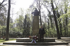 Памятная церемония возложения венков на советском воинском захоронении в Котбусе (28 апреля 2020 г.) Памятная церемония возложения венков на советском воинском захоронении в Котбусе (28 апреля 2020 г.)