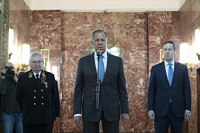 Rede des amtierenden Außenministers Russlands, Sergej Lawrow, bei der Blumenniederlegung an den Gedenktafeln zum Tag des Sieges am 8. Mai 2018 in Moskau Rede des amtierenden Außenministers Russlands, Sergej Lawrow, bei der Blumenniederlegung an den Gedenktafeln zum Tag des Sieges am 8. Mai 2018 in Moskau