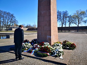 Памятная церемония возложения венков в мемориальном комплексе на территории бывшего концлагеря Равенсбрюк от 20 апреля с.г. Памятная церемония возложения венков в мемориальном комплексе на территории бывшего концлагеря Равенсбрюк от 20 апреля с.г.