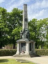 Gedenkzeremonie mit Kranzniederlegung auf dem sowjetischen Ehrenfriedhof am Bassinplatz in Potsdam