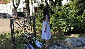 Памятные церемонии возложения венков на советских воинских мемориалах в Троенбритцене и Альтландсберге от 8 мая 2020 г. Памятные церемонии возложения венков на советских воинских мемориалах в Троенбритцене и Альтландсберге от 8 мая 2020 г.