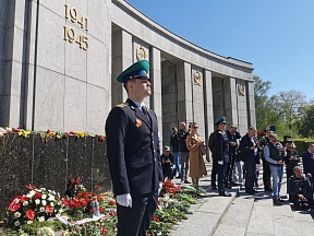 Gedenkzeremonie mit Kranzniederlegung am sowjetischen Ehrenmal im Tiergarten (Berlin) am 9. Mai 2023