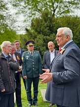 Gedenkzeremonie mit Kranz- und Blumenniederlegung am sowjetischen Ehrenfriedhof auf dem Bassinplatz in Potsdam (Brandenburg), den 23. April 2023