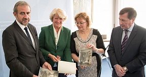 Übergabe von im Zweiten Weltkrieg gestohlenen historischen Fotografien an das russische Schloss- und Parkmuseum Gatschina Übergabe von im Zweiten Weltkrieg gestohlenen historischen Fotografien an das russische Schloss- und Parkmuseum Gatschina