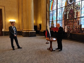Mikhail Schwydkoj hat Martin Hoffmann das Ehrenzeichen des russischen Außenministers „Für den Beitrag zur internationalen Zusammenarbeit“ verliehen Mikhail Schwydkoj hat Martin Hoffmann das Ehrenzeichen des russischen Außenministers „Für den Beitrag zur internationalen Zusammenarbeit“ verliehen