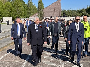 Kranzniederlegung am sowjetischen Ehrenmal im Treptower Park in Berlin am 9. Mai 2023  