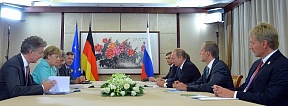 Russlands Präsident Wladimir Putin traf sich mit der Bundeskanzlerin Angela Merkel Russlands Präsident Wladimir Putin traf sich mit der Bundeskanzlerin Angela Merkel