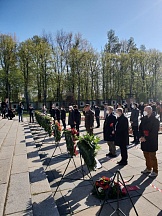 Памятная церемония возложения венков на советском воинском мемориале в Шёнхольцер Хайде Памятная церемония возложения венков на советском воинском мемориале в Шёнхольцер Хайде