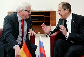 Sergey Lawrow überreichte an Frank-Walter Steinmeier ein Schreiben anlässlich seiner Entlassung als Bundesminister des Auswärtigen Sergey Lawrow überreichte an Frank-Walter Steinmeier ein Schreiben anlässlich seiner Entlassung als Bundesminister des Auswärtigen